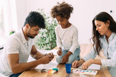 Anne ve baba çocukları ile birlikte çizim