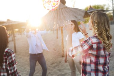 Topla oynamayı genç neşeli arkadaş grubu
