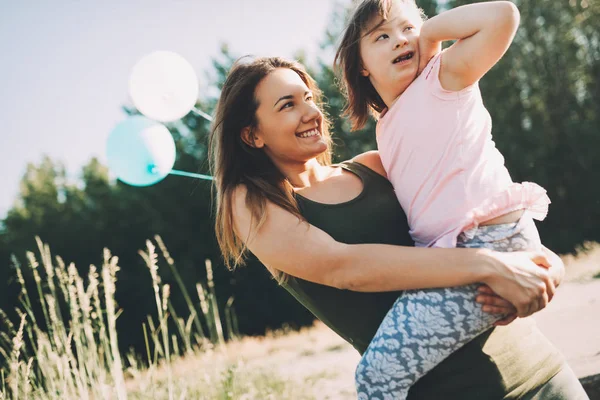 母と特別なニーズを持つ子供の写真 — ストック写真