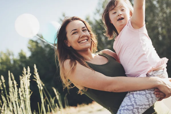 Imagen de la madre y el niño con necesidades especiales — Foto de Stock