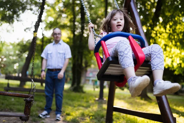 Portrét mladé dívky s Downovým syndromem — Stock fotografie