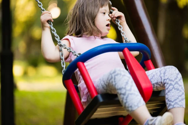 Retrato de niña con síndrome de Down — Foto de Stock