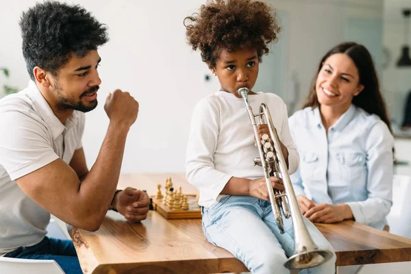 Büszke szülők figyel, a gyermek játszik a trombita — Stock Fotó