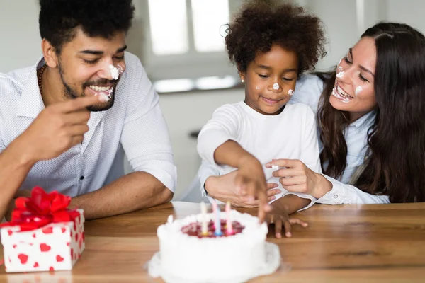 Çocuklarının mutlu aile kutluyor doğum günü — Stok fotoğraf