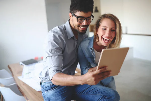 Junges Paar lächelt und shoppt glücklich auf dem Tablet — Stockfoto
