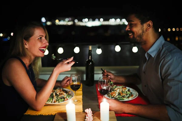 Bella coppia innamorata di avere una cena romantica di notte — Foto Stock