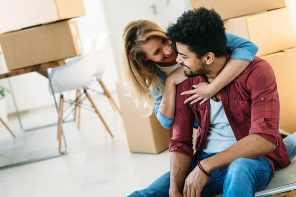 Home, people, moving and real estate concept - happy couple having fun while moving in — Stock Photo, Image