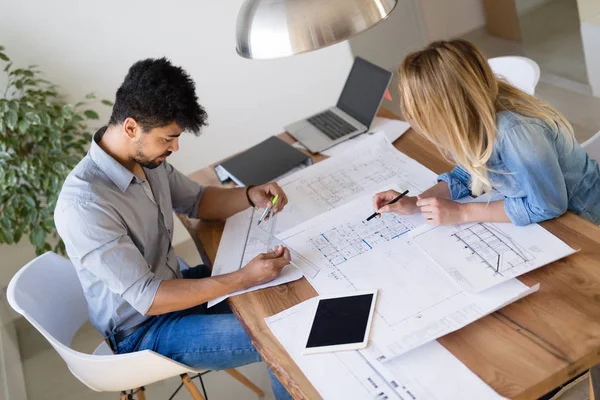 Office-collega's bij de bespreking van de zakelijke bijeenkomst projectplannen — Stockfoto