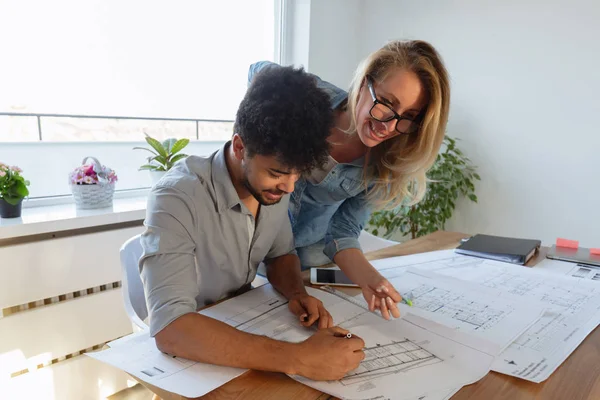 Empresarios y arquitectos trabajando juntos en proyectos — Foto de Stock