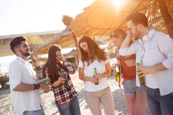 Grupo de jóvenes amigos riendo y bebiendo cerveza — Foto de Stock