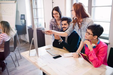 Grup genç bakış açısı tasarımcıların ofiste tartışıyor