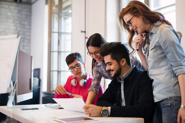Grup genç bakış açısı Mimarlar proje kağıtları arıyorsunuz