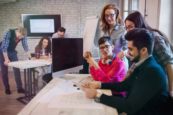 Grup genç bakış açısı tasarımcıların ofiste tartışıyor