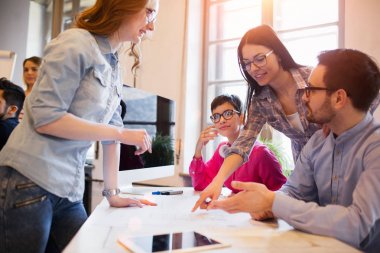 Genç grup iş planları tartışırken mimarlar