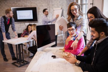 Grup genç bakış açısı tasarımcıların ofiste tartışıyor