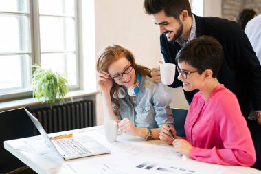 Genç Mimarlar dizüstü bilgisayarda çalışma grubu