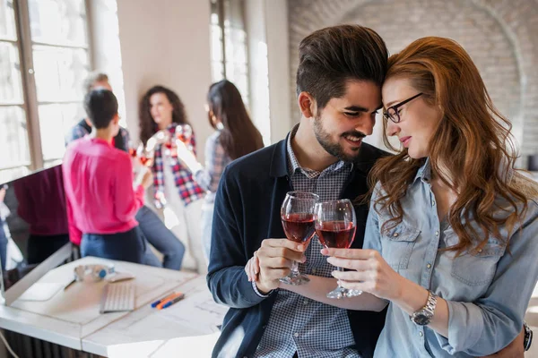 Jovens arquitetos felizes tendo pausa e bebendo vinho — Fotografia de Stock