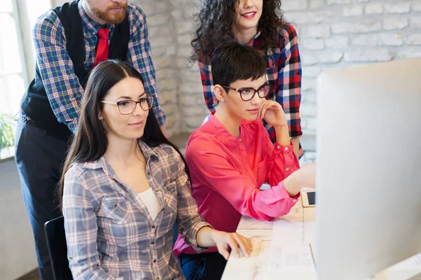 Gruppe av unge arkitekter som arbeider med datamaskin – stockfoto