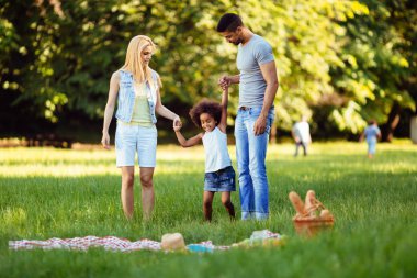 Mutlu genç çiftin kızları ile vakit