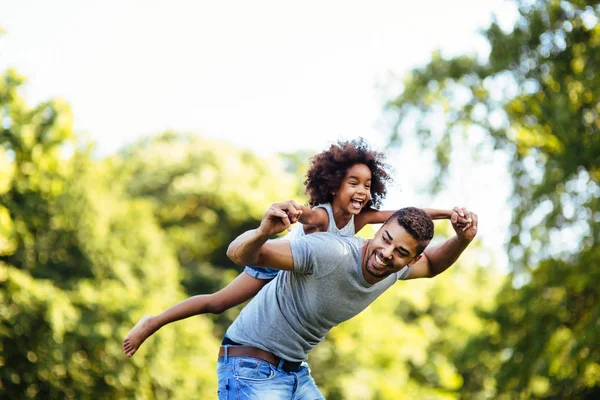 Genç Baba kızını sırtında taşıyan portresi