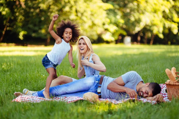 Foto de pareja encantadora con su hija de picnic —  Fotos de Stock