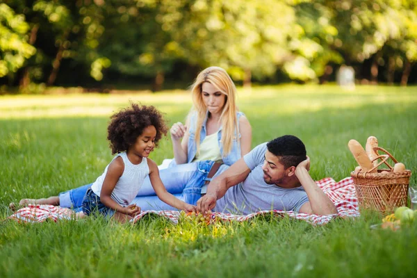 Foto de pareja encantadora con su hija de picnic — Foto de Stock