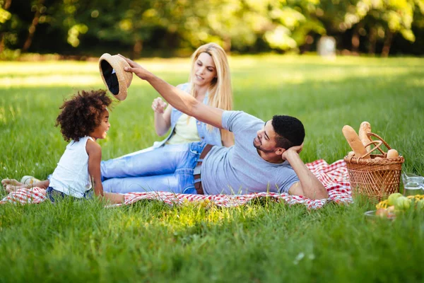 Bild av underbara par med deras dotter ha picknick — Stockfoto