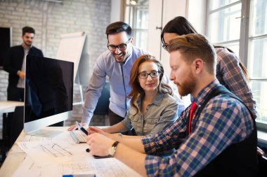 Grup genç Mimarlar dijital tablet kullanma