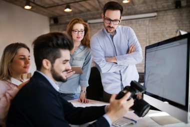 Grup genç bakış açısı tasarımcıların fotoğraf makinesi ile çalışma