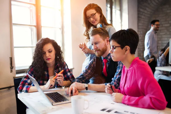 Gruppen af unge arkitekter, der arbejder på laptop - Stock-foto