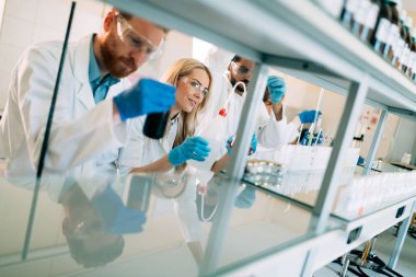 Kimya laboratuarında çalışan genç öğrenciler