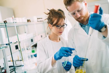 Kimya laboratuarında çalışan genç öğrenciler