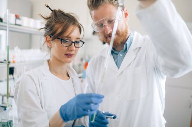 Kimya laboratuarında çalışan genç öğrenciler