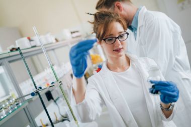 Kimya laboratuarında çalışma çekici öğrenci