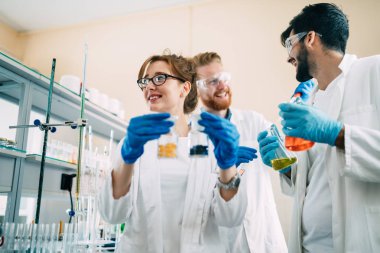 Laboratuvarda çalışan kimya öğrenci grubu