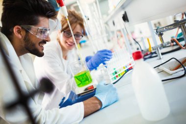 Kimya laboratuarında çalışan genç öğrenciler