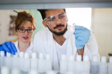 Kimya laboratuarında çalışan genç öğrenciler