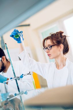 Kimya laboratuarında çalışma çekici öğrenci