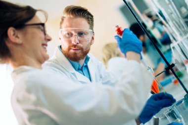 Kimya laboratuarında çalışan genç öğrenciler