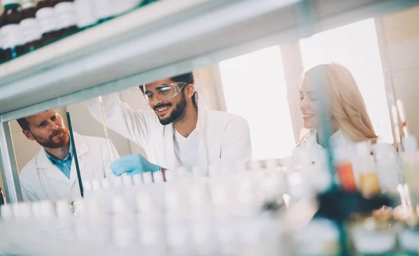 Gruppe von Chemiestudenten, die im Labor arbeiten — Stockfoto