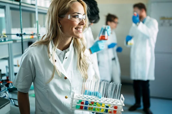 Atrakcyjna studentka pracy w laboratorium chemii — Zdjęcie stockowe