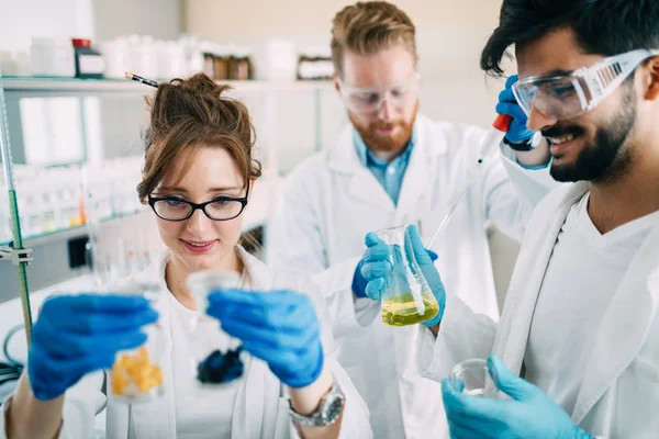 Gruppe von Chemiestudenten, die im Labor arbeiten — Stockfoto