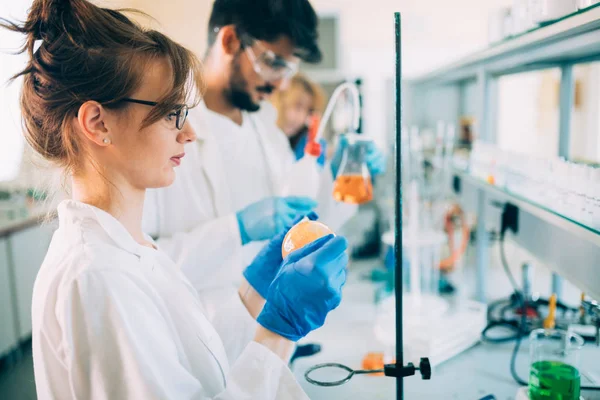 Молоді студенти хімії працюють в лабораторії — стокове фото