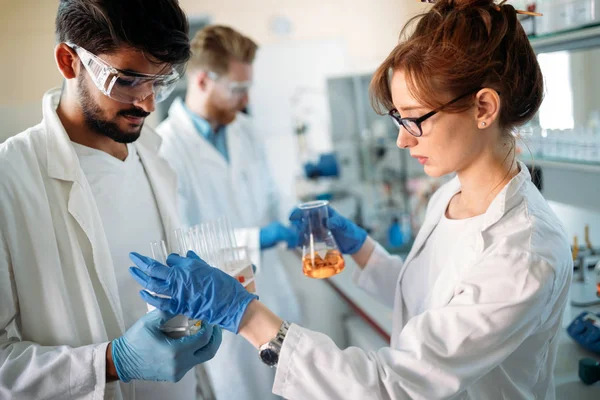 Młodzi studenci pracy w laboratorium chemii — Zdjęcie stockowe