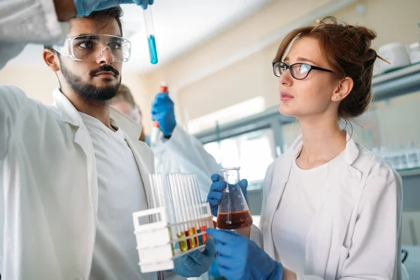 Jóvenes estudiantes de química trabajando en laboratorio — Foto de Stock