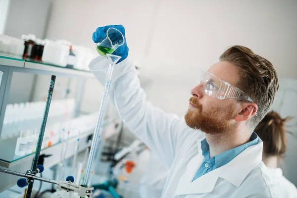 Atraktivní studentka chemie, práce v laboratoři — Stock fotografie