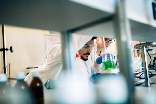 Jonge studenten van de chemie werkt in laboratorium — Stockfoto