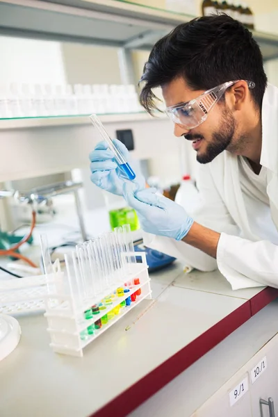 Chemiestudent arbeitet im Labor — Stockfoto