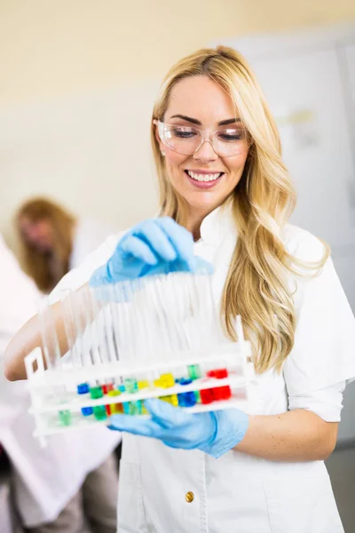 Atrakcyjna studentka pracy w laboratorium chemii — Zdjęcie stockowe