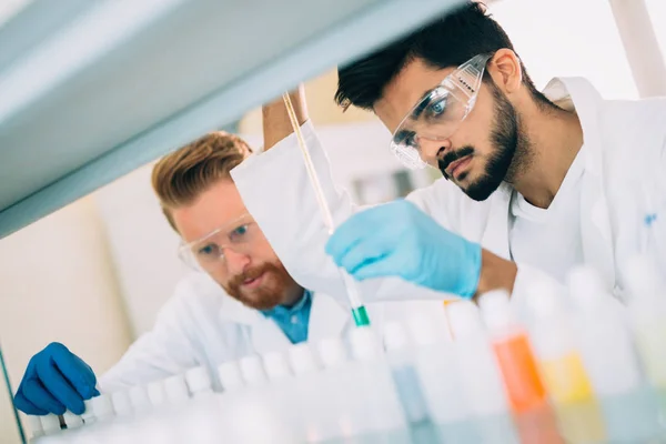 Junge Chemiestudenten, die im Labor arbeiten — Stockfoto